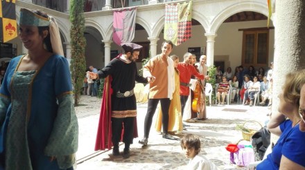 Los músicos saludan al público después de la primera actuación