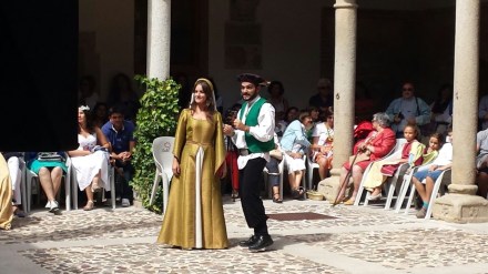 Uno de los miembros de la corte de Sancho trata de convencer a María de Molina de que se una a la selección de músicos ministriles