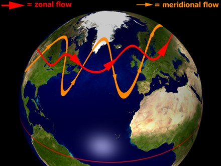 Fijaos en la línea naranja de la imagen. A eso nos referimos cuando decimos que la corriente en chorro está permitiendo que el aire polar alcance latitudes más al Sur. 